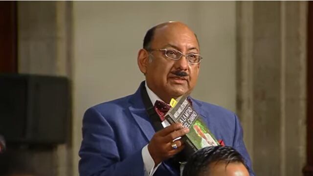 Lord Molécula pide autógrafo a AMLO