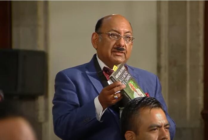 Lord Molécula pide autógrafo a AMLO