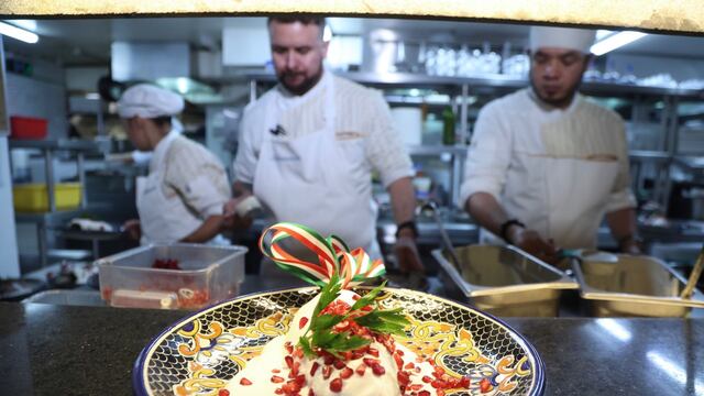 Chefs del restaurante Azulísimo preparan el tradicional chile en Nogada