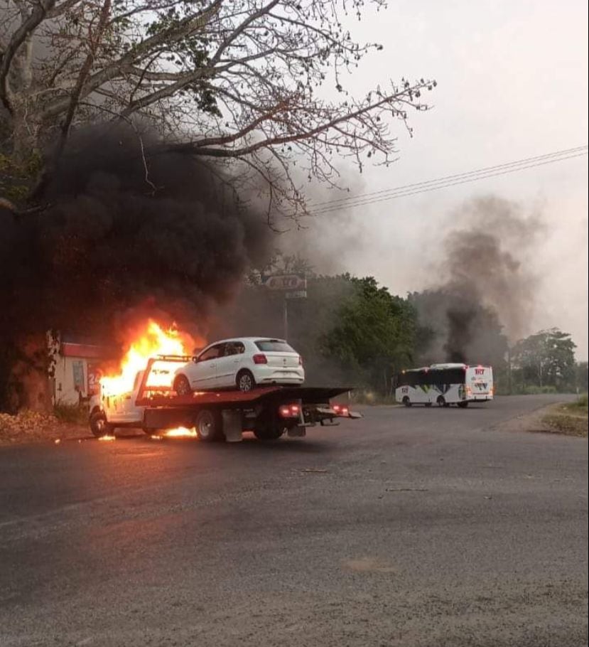 Incendian camión y grúa en Tabasco