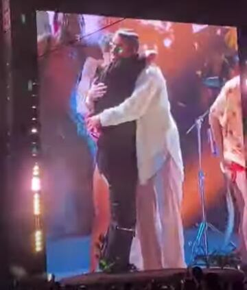 Bad Bunny baila muy pegadito con fan