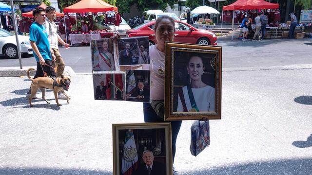 Una vendedora ofrece fotografías afuera del World Trade Center de Claudia Sheinbaum, presidenta de México y de su antecesor Andrés Manuel López Obrador