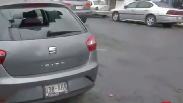 El vehículo del conductor quedó con varios impactos de arma de fuego.