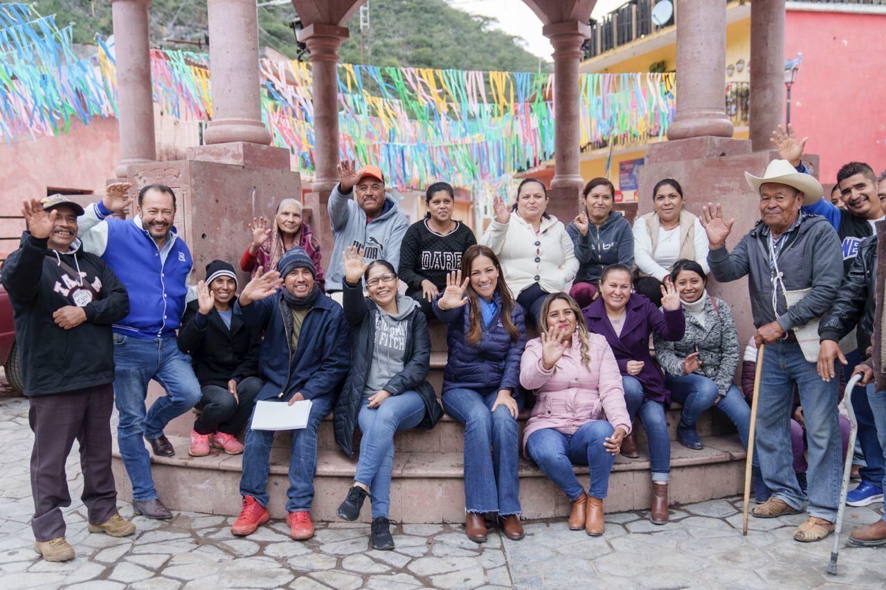 Libia Dennise escucha necesidades de ciudadanos