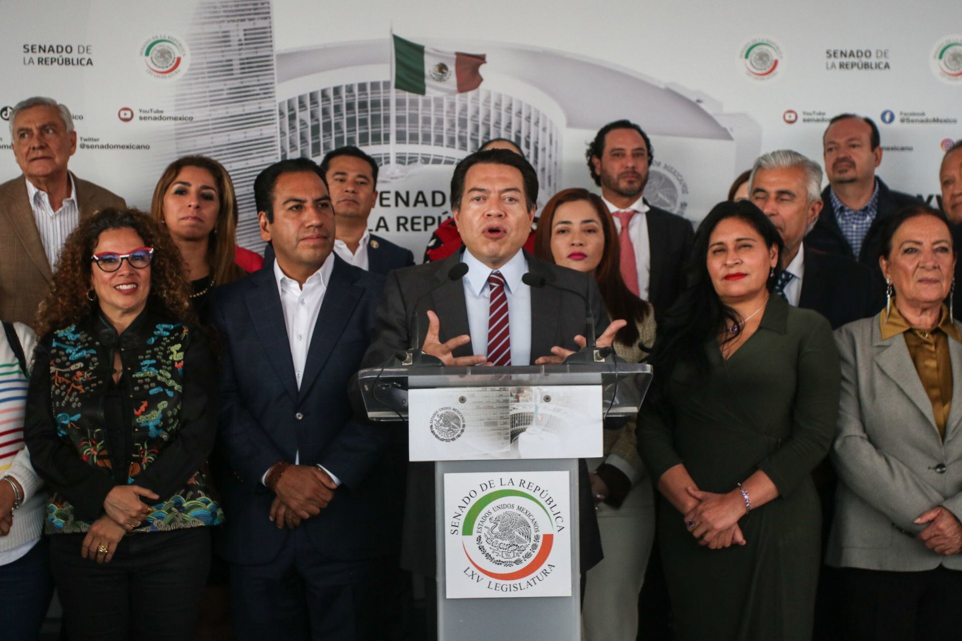 Mario Delgado en conferencia de prensa en la Cámara de Senadores con Eduardo Ramírez, presidente de la Junta de Coordinación Política