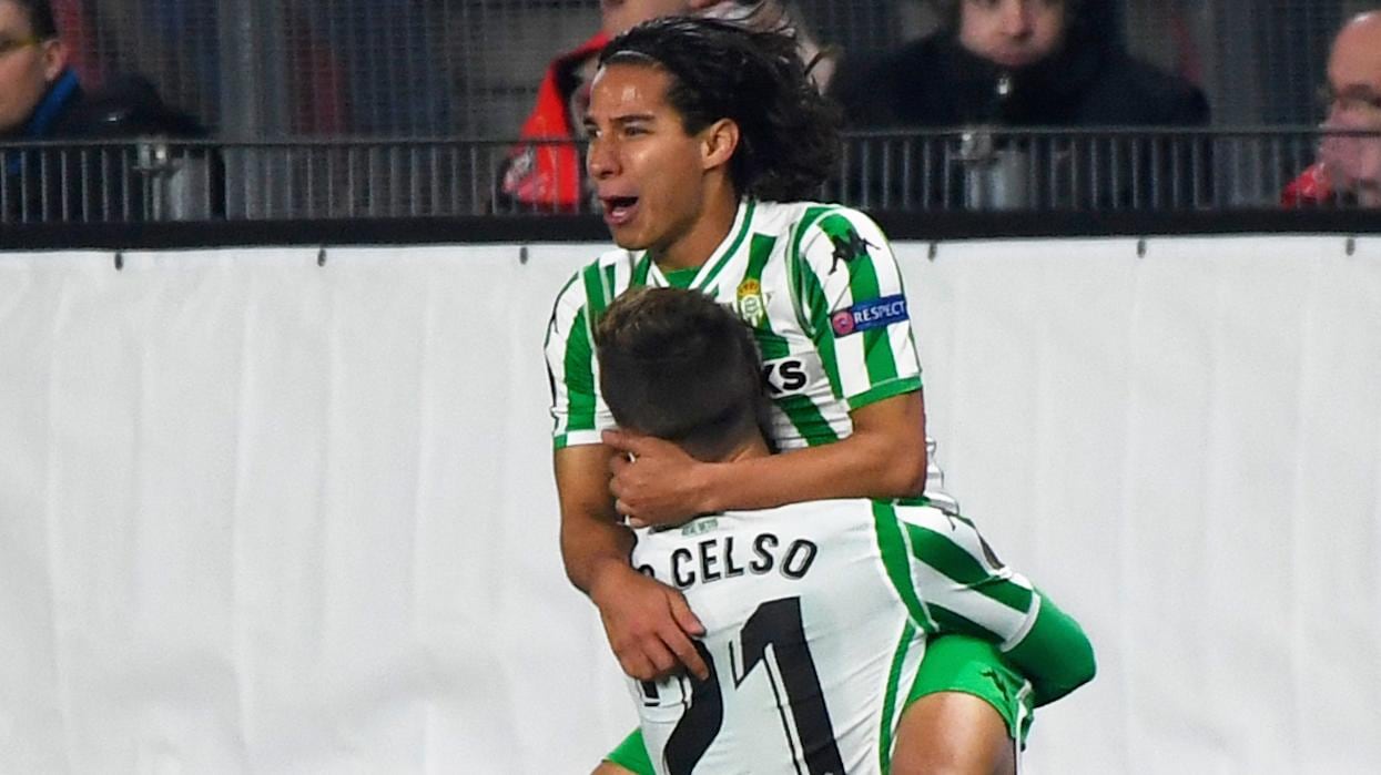 Diego Lainez festejó en grande su primer gol con Betis.