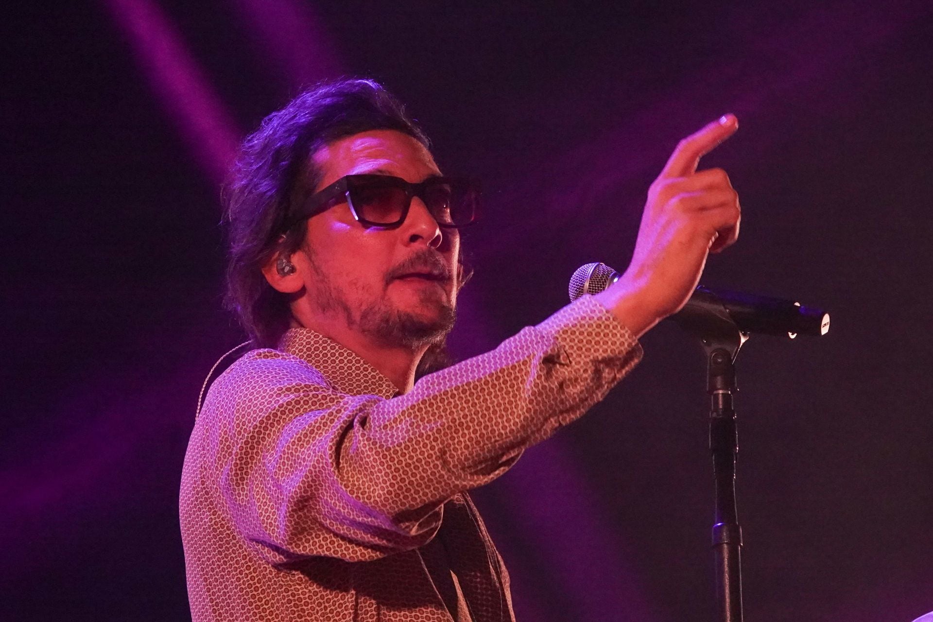 A través de redes sociales circula un video donde León Larregui de Zoé exigen justicia para las fans que cayeron y murieron en la coladera.