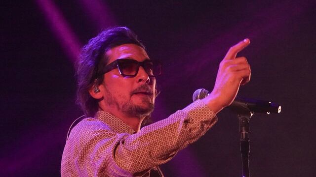 A través de redes sociales circula un video donde León Larregui de Zoé exigen justicia para las fans que cayeron y murieron en la coladera.