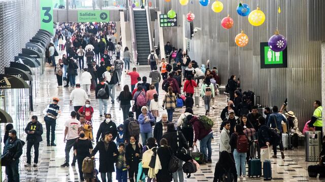Viajeros nacionales y extranjeros viajando en el Aeropuerto Internacional de la Ciudad de México