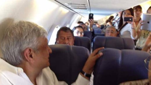 Pasajeros descubren a AMLO en avión y quieren foto