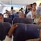 Pasajeros descubren a AMLO en avión y quieren foto