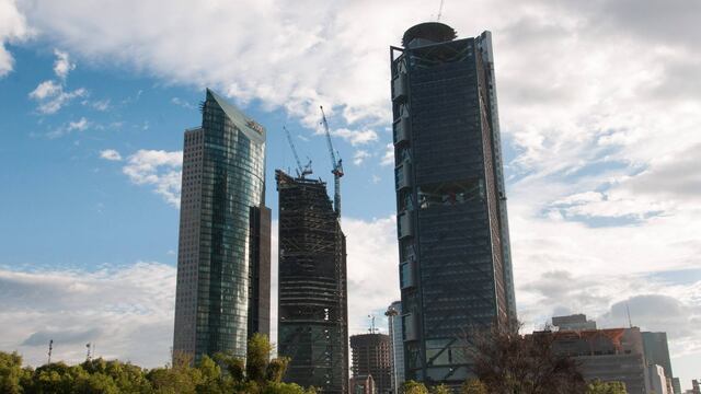 La Torre Bancomer (der), que será por un tiempo el edificio más alto del país.