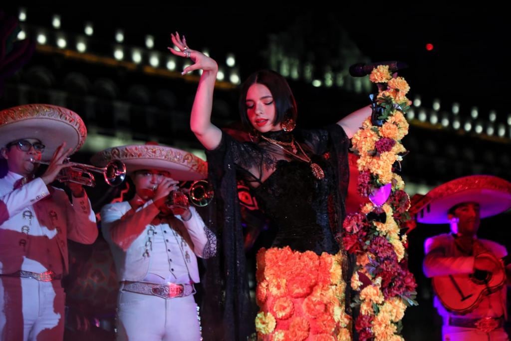 Ángela Aguilar en el concierto del Desfile de Día de Muertos CDMX 2022 en el Zócalo de la CDMX