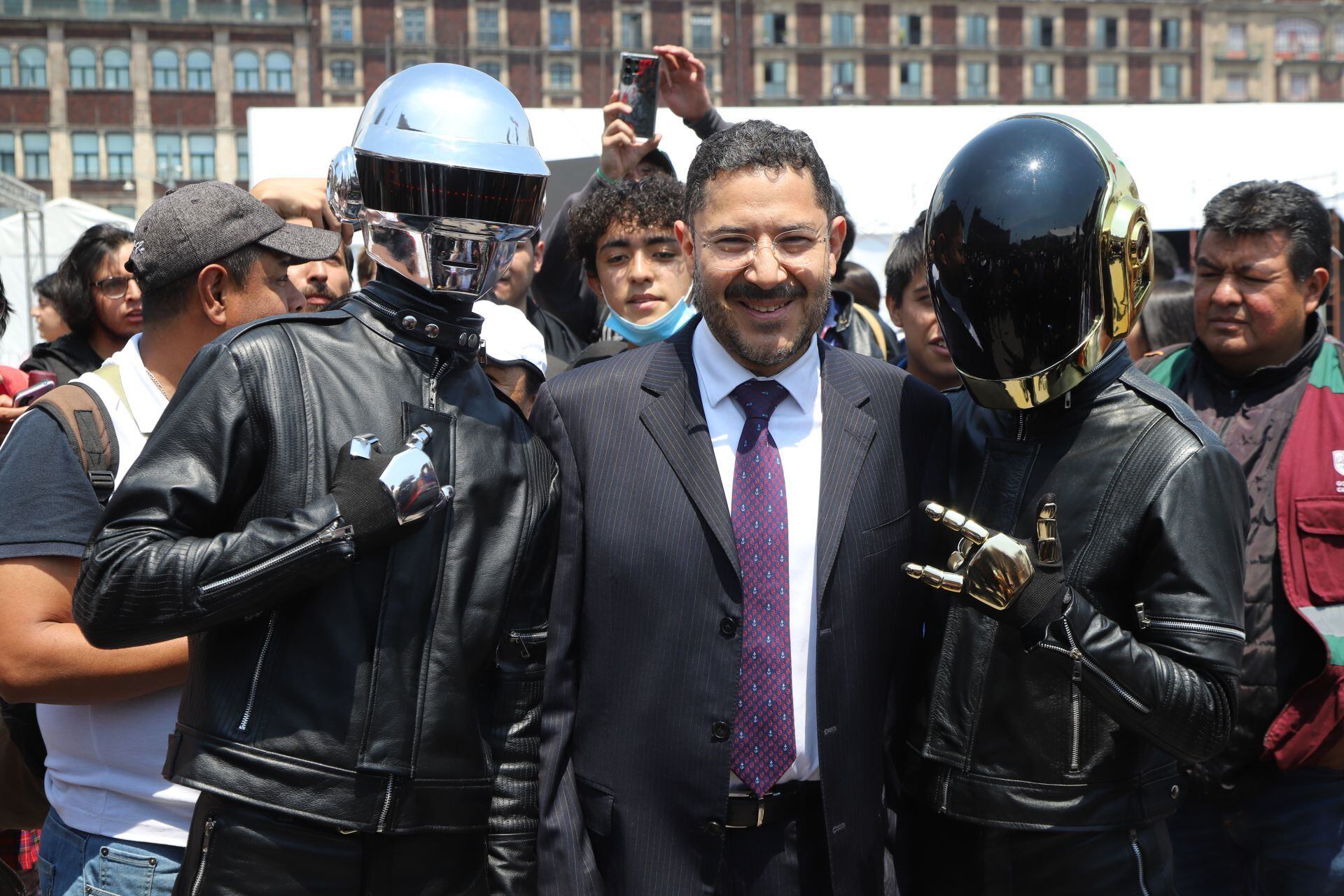 Cosplayers de Daft Punk junto a Martí Batres