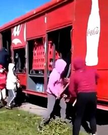 Normalistas saquean camión de Coca-Cola en Morelos