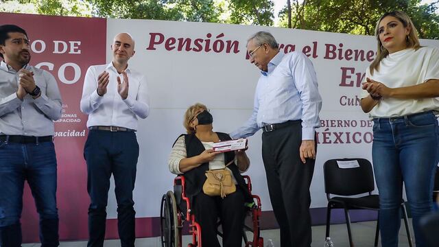 Gobernador Rubén Rocha Moya entrega apoyos a personas con discapacidad