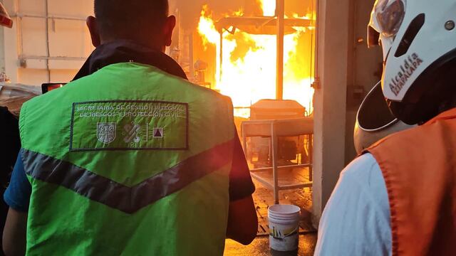 Fuerte incendio consume fábrica en Santa Martha Acatitla