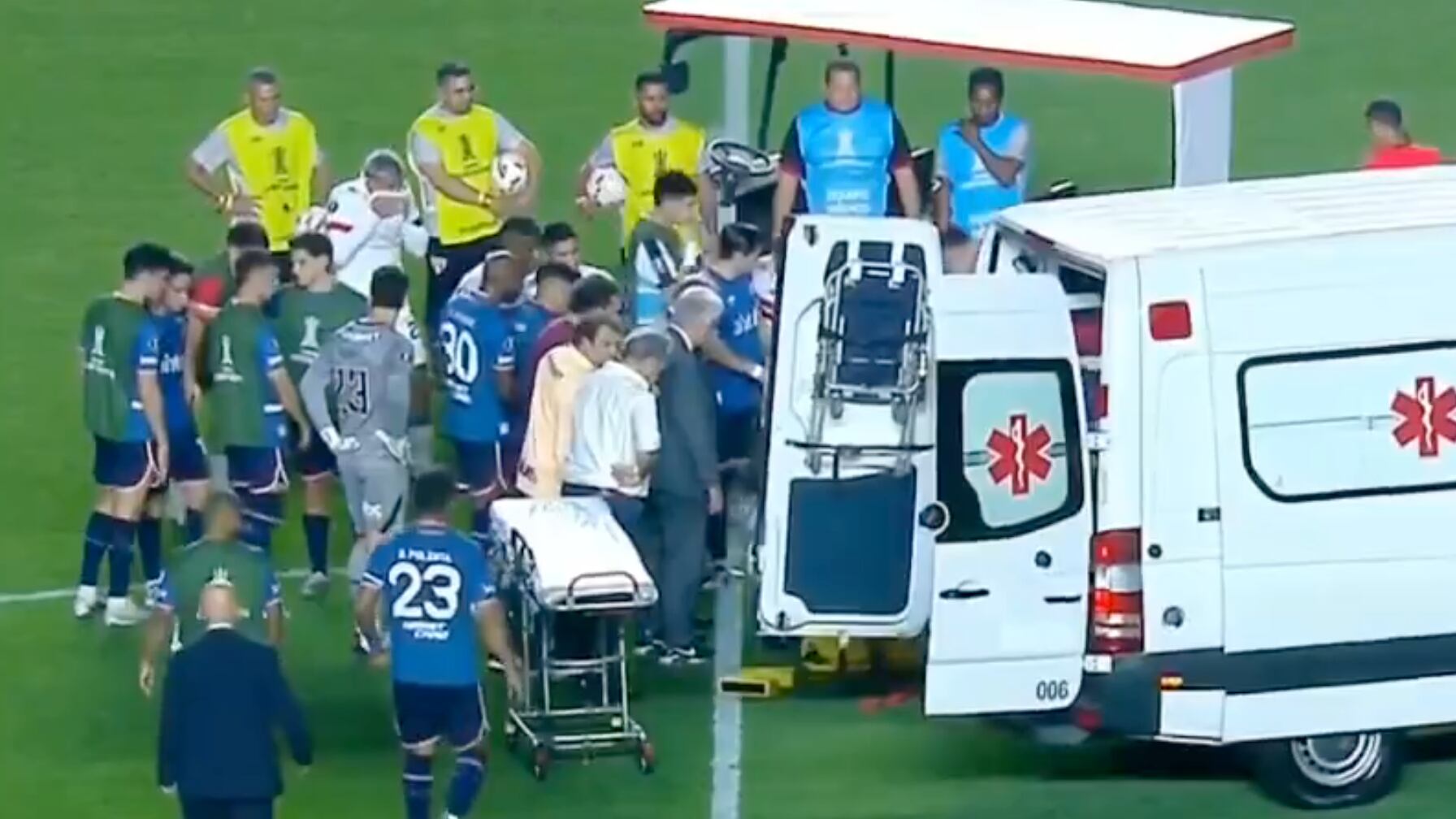 “Recen por él”: El desesperado pedido de la esposa de Juan Izquierdo, jugador que se desplomó en partido de Copa Libertadores