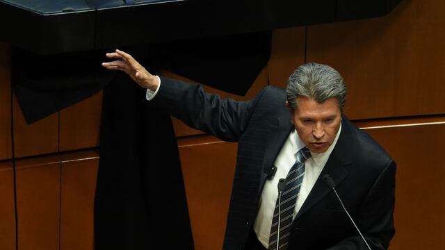 El coordinado morenista Ricardo Monreal durante la que sería la última sesión en el periodo ordinario del Senado de la República