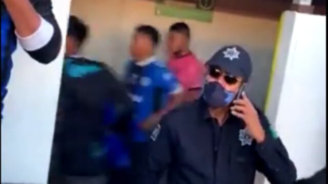Policía habla por teléfono en pelea de aficionados (Foto: Captura de video)