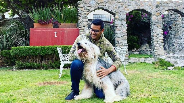Carlos Rivera y Sky, el perro de su papá