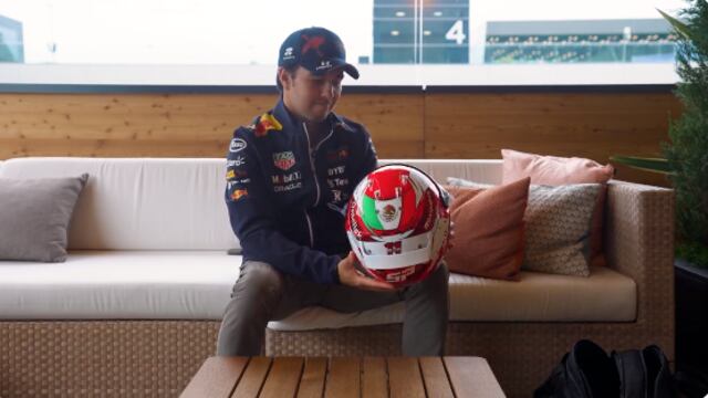 Checo Pérez presume su nuevo casco
