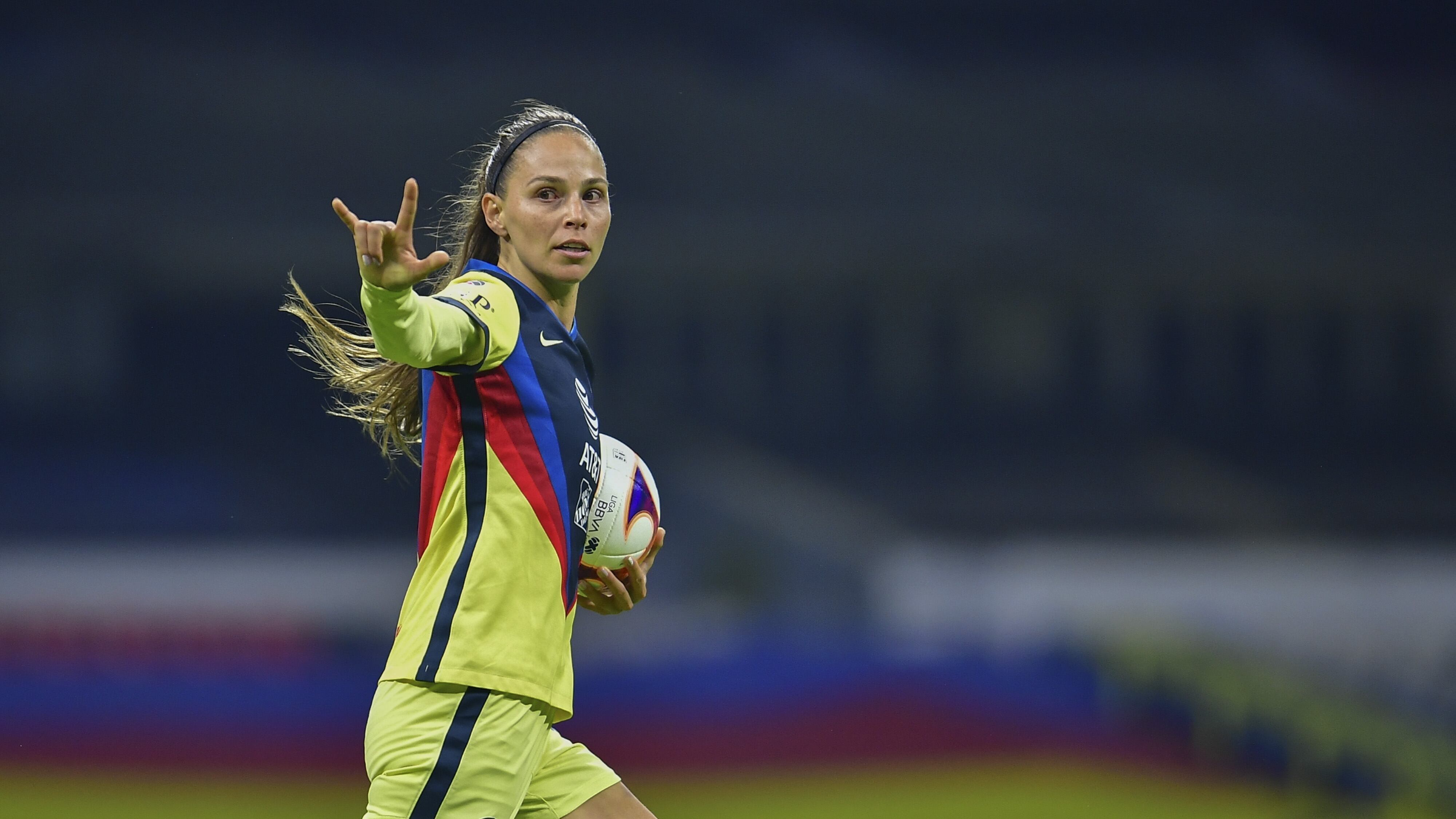 Janelly Farías responde a comentario machista de Carlos Salcedo