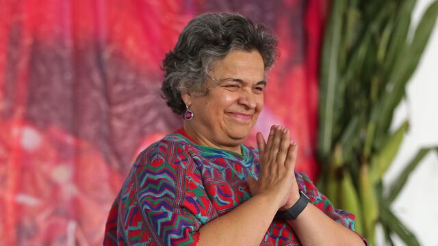 La Senadora Beatriz Paredes, durante el dialogo que sostuvo con cenecistas del estado, hoy en las instalaciones del PRI estatal.