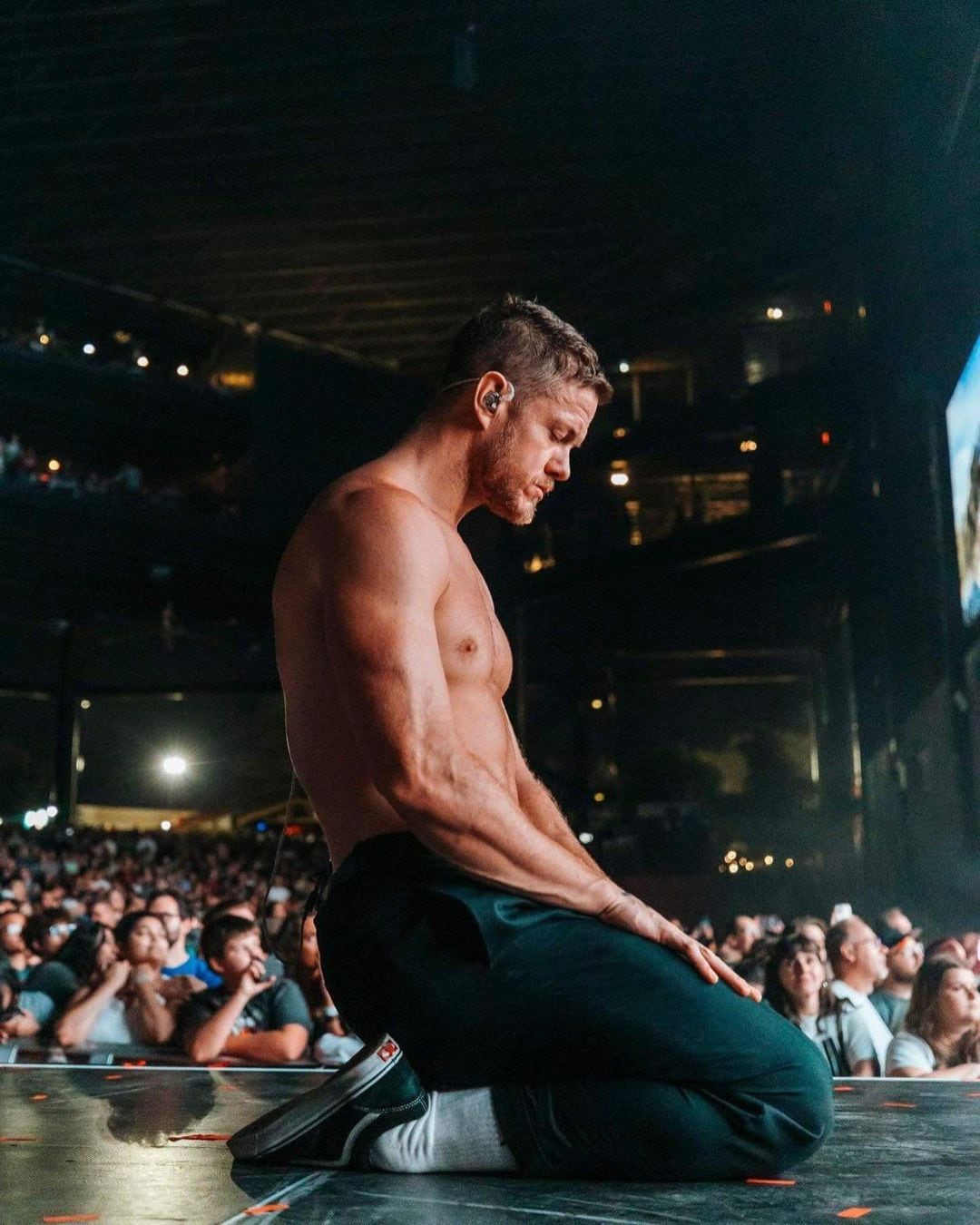 Dan Reynolds, vocalista de Imagine Dragons, ya encendió los memes al dejarse ver sin camisa