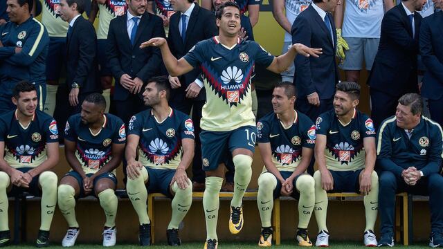 Cecilio bromea previo a tomarse la foto oficial.