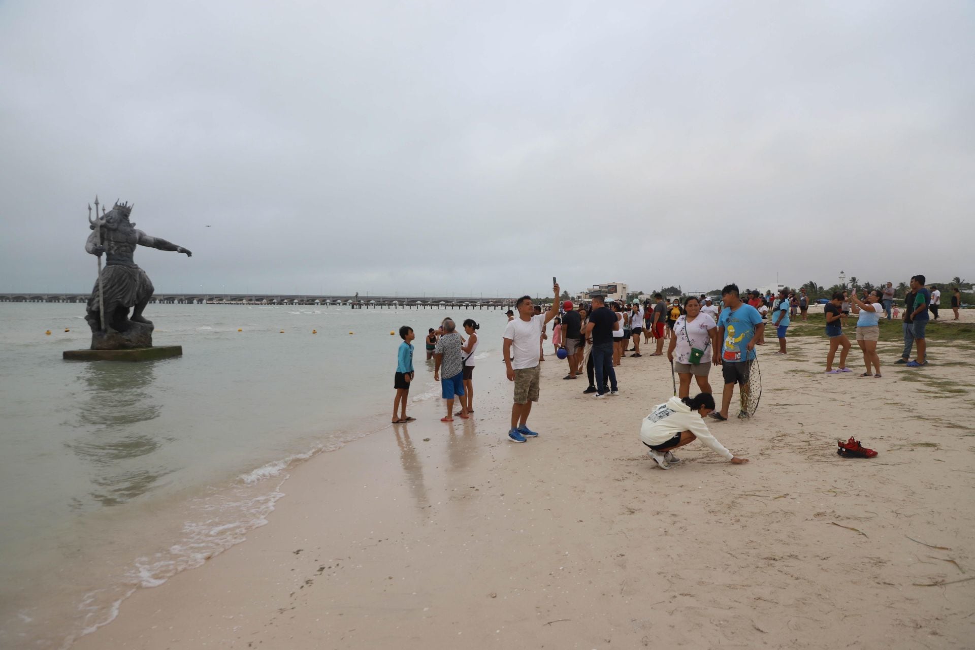 Turistas se toman fotos con Poseidón en Progreso, Yucatán