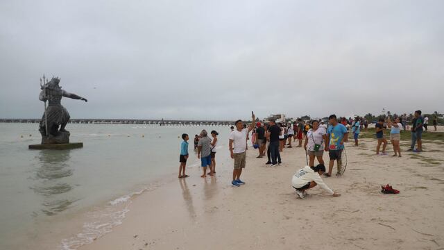Turistas se toman fotos con Poseidón en Progreso, Yucatán