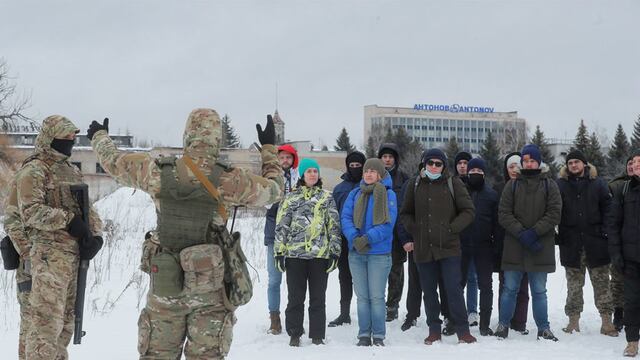 Voluntarios en Ucrania participan en entrenamientos militares