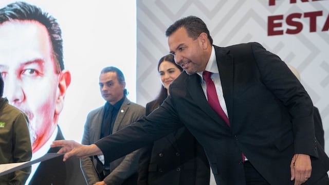 Cruz Pérez Cuéllar después de tomar protesta como coordinador de Chihuahua. A su lado, Andrea Chávez, aspirante a coordinadora