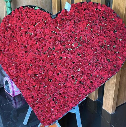 José Eduardo Derbez envía arreglo floral a Victoria Ruffo