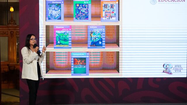 Doritzzel Rosas Alonso, maestra en la conferencia de prensa de la SEP del lunes 14 de agosto