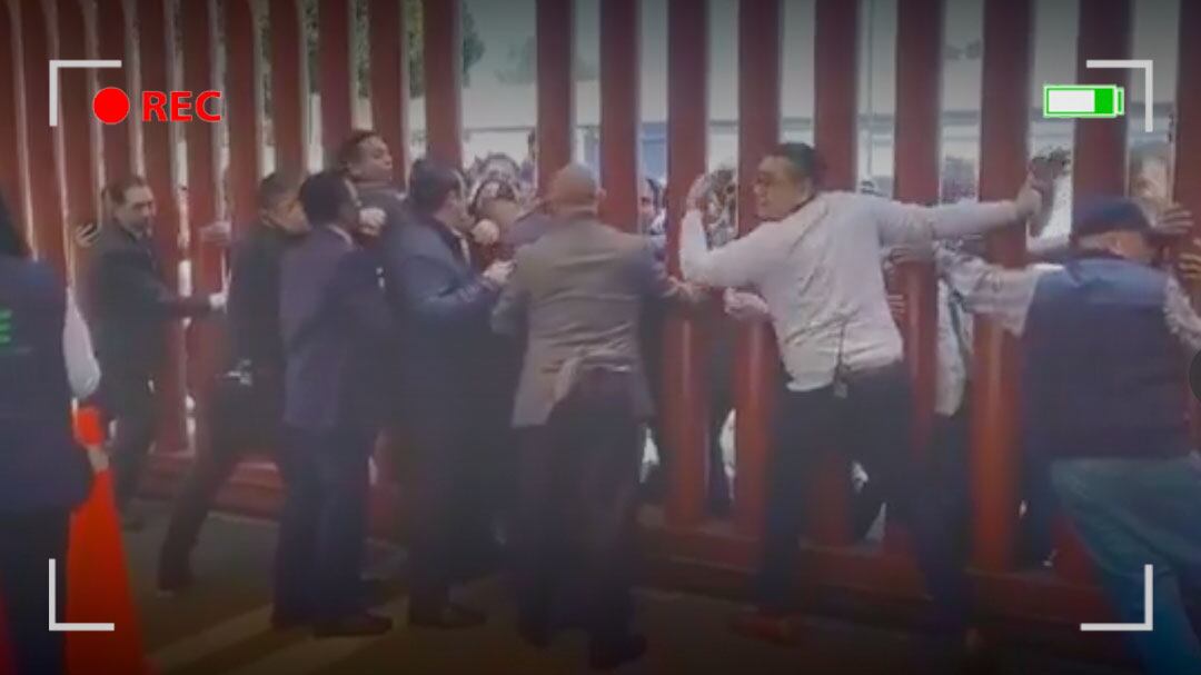 Jubilados dan portazo en Cámara de Diputados por reforma a pensiones