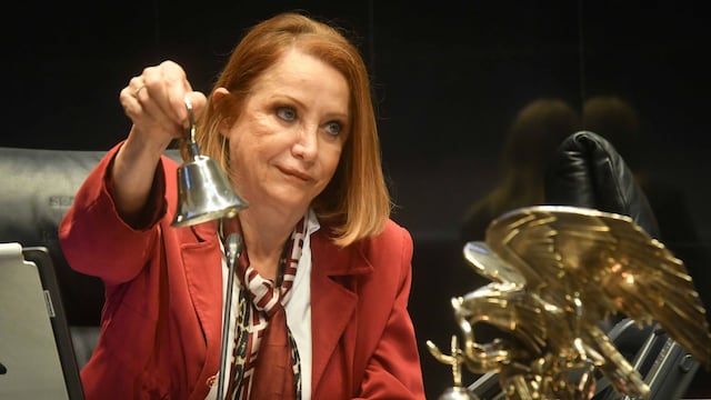 Kenia López Rabadán, Laura Itzel Castillo y otras integrantes de la Mesa Directiva de la Comisión Permanente