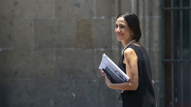 Elena González Escobar, secretaria de Energía, sale de Palacio Nacional.