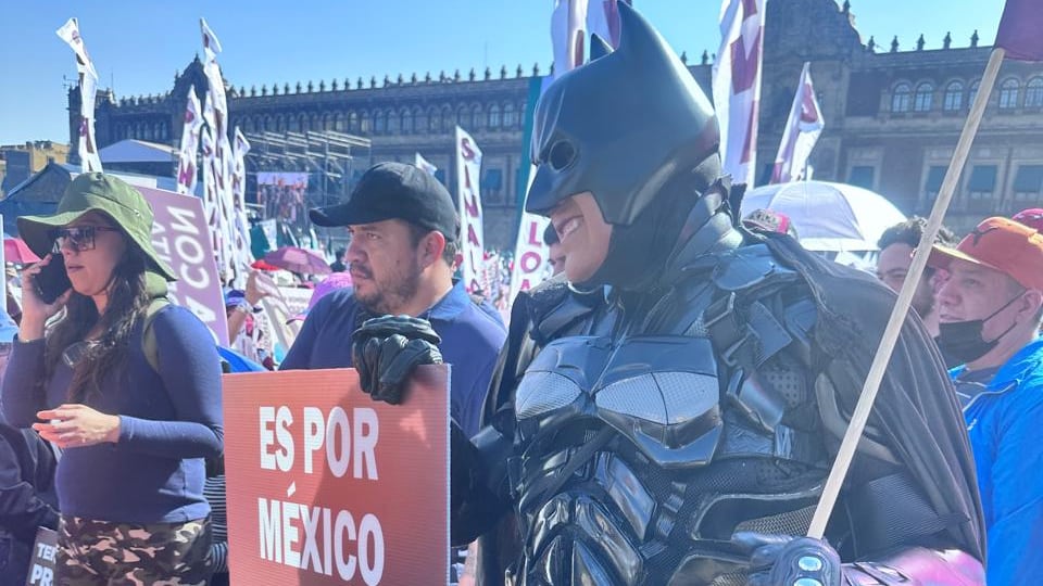 Batman en el "Arancel Fest" en el Zócalo de la CDMX