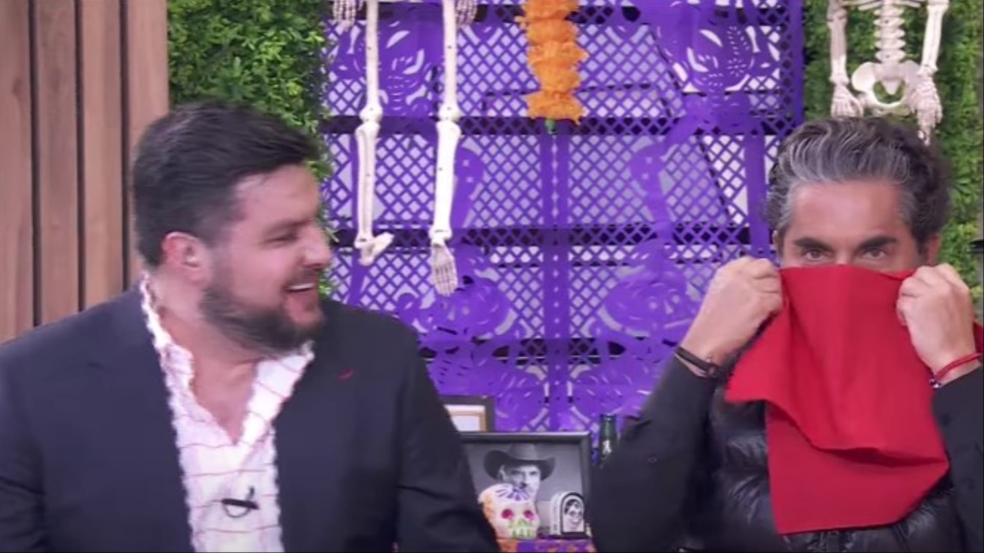 Raúl Araiza saca su lado “señora de las novelas” y en Hoy sólo se burlan de él