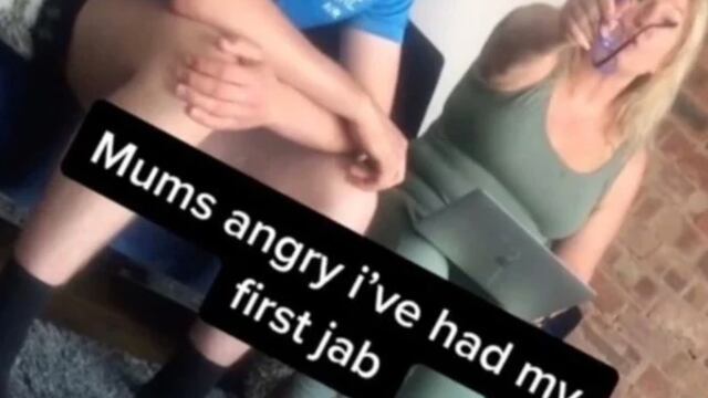 Madre antivacunas corre a su hijo