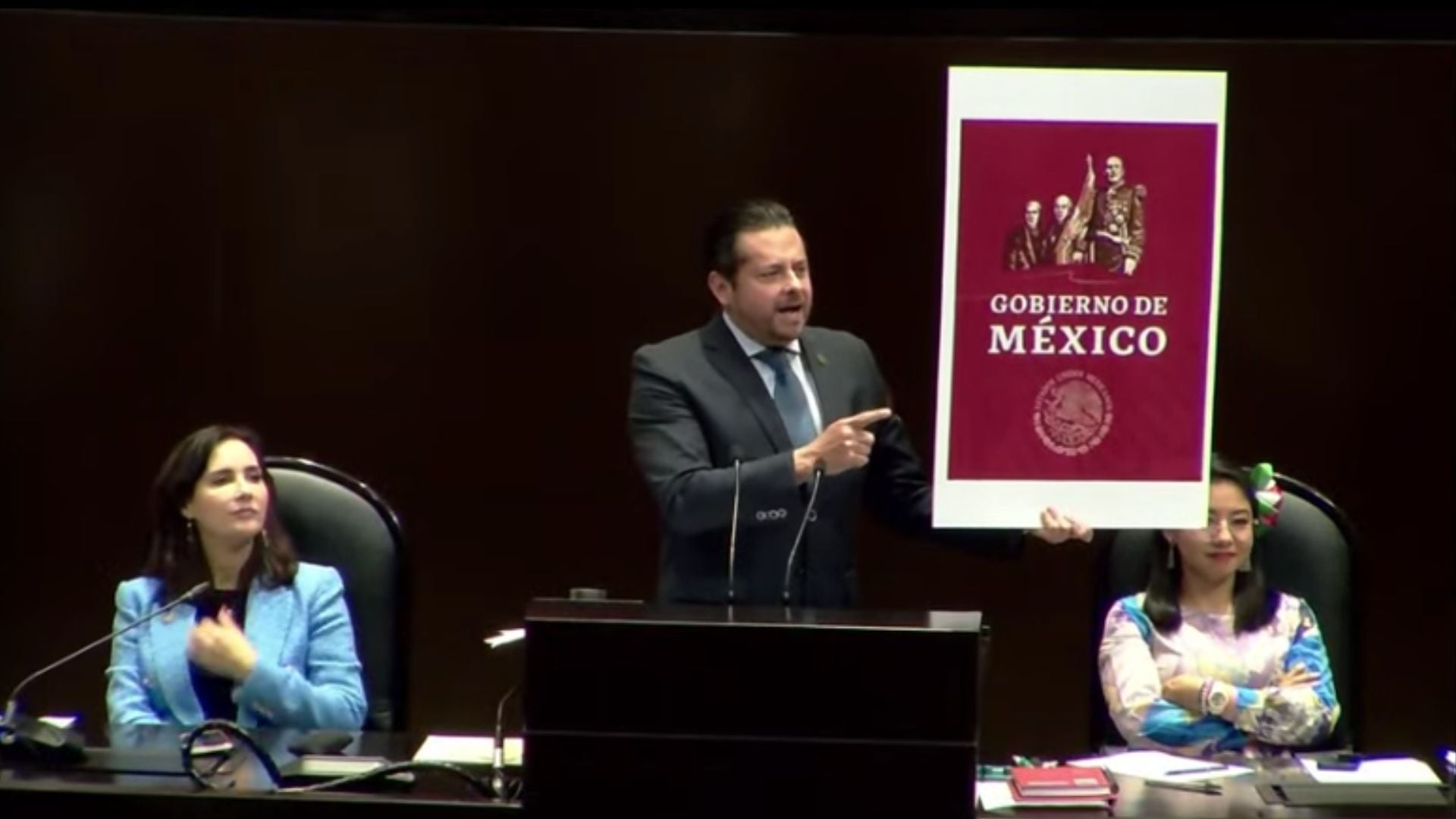 Diputado presentando nuevo emblema