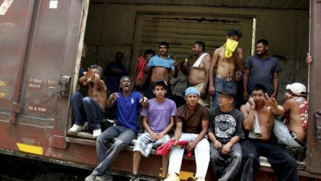 Migrantes abordo de uno de los vagones de La Bestia (Félix Márquez/Cuartoscuro)