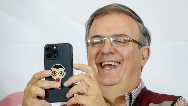 Marcelo Ebrard durante su registro en Morena