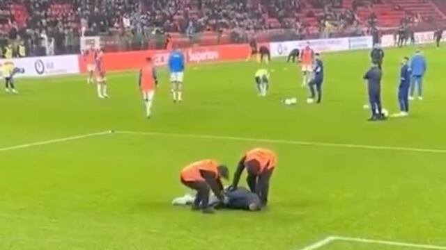 Un aficionado del KF Tirana se lesionó tras brincar al terreno de juego para saludar a los futbolistas.