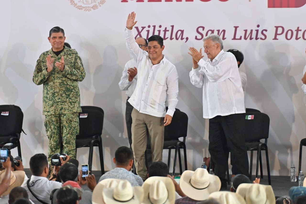 Ricardo Gallardo recibe apoyo de AMLO