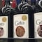 Pega memes de gatos en botellas de vino; empresa lo contrata por su idea