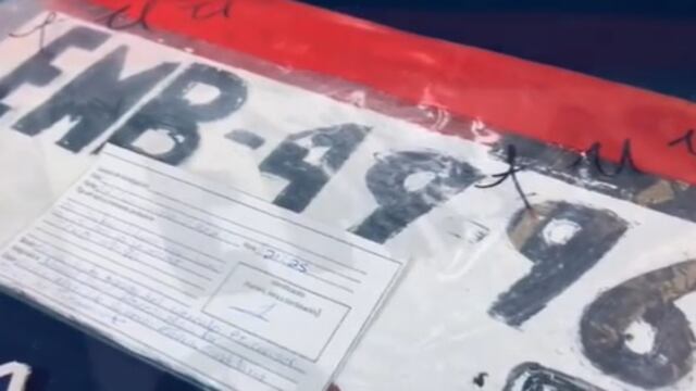 Hombre dibuja sus placas
