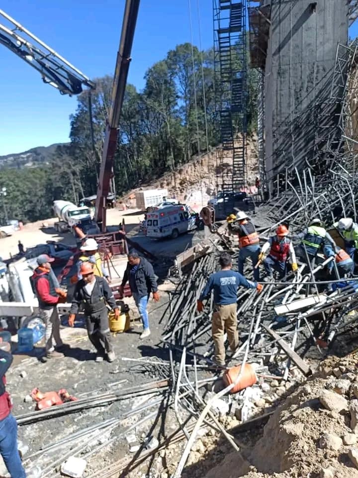 Mueren 5 trabajadores por caída de andamio en obras de la carretera Pachuca–Huejutla